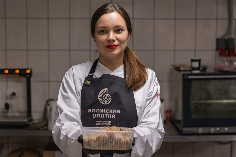Основательница фермы «Волжская улитка» в фартуке держит порцию рекордной гречки